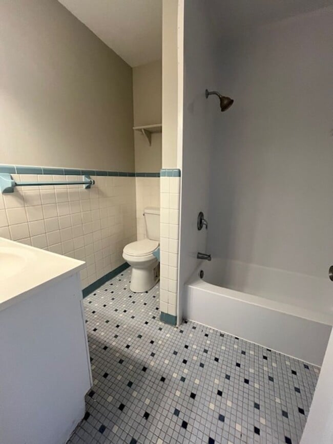 Building Photo - 1503 Roanoke Rd