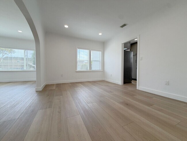 Building Photo - Alhambra Dr