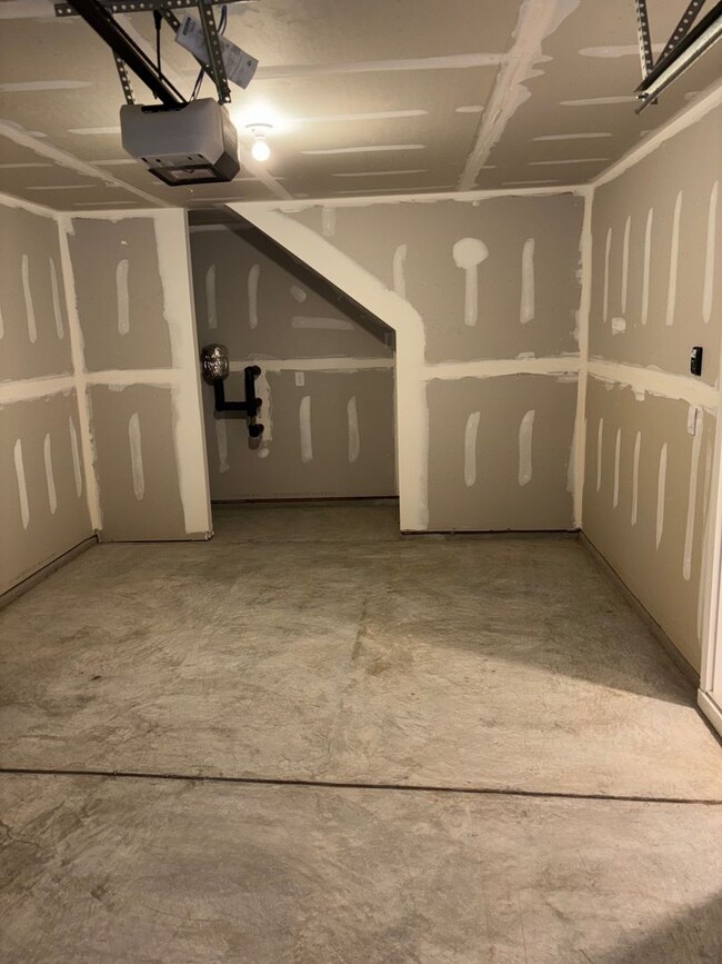 Building Photo - Brand New End-Unit Townhome in Charlotte!