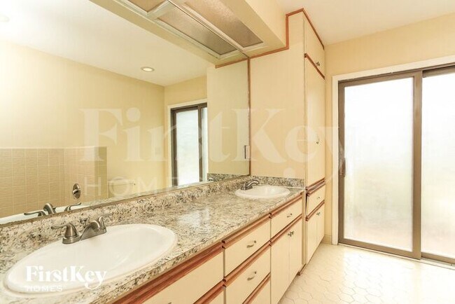 Building Photo - 4911 Stonecrest Dr