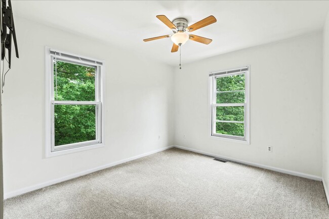 Building Photo - Charming 3-Level Townhome