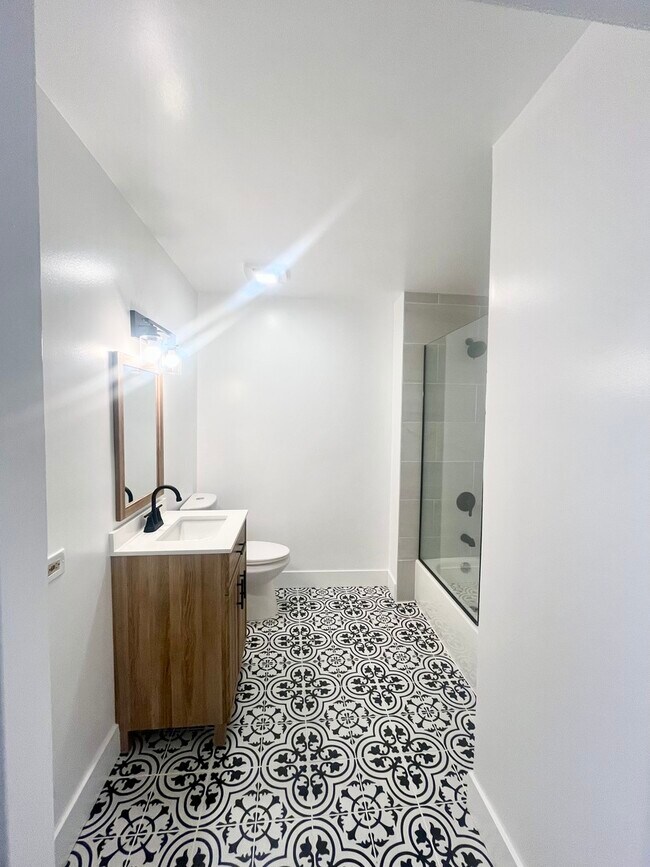 Building Photo - 2258 S Sacramento Ave