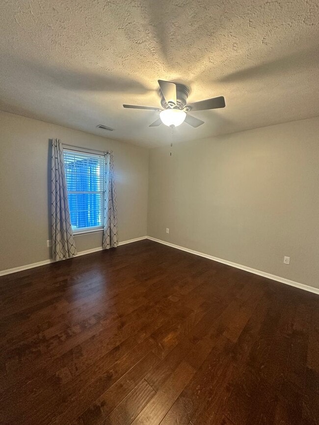 Building Photo - Charming 3-Bed Home with Fenced Yard!
