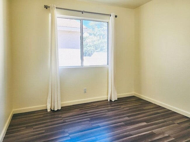 Building Photo - 5 Andaluz