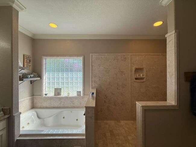 Building Photo - 703 Nutmeg Ave