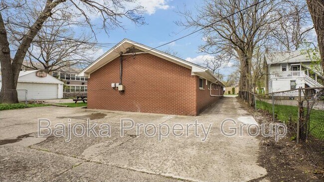 Building Photo - 1615 W Nine Mile Rd