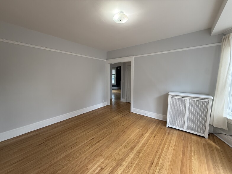 Living room - 2525 N Saint Louis Ave