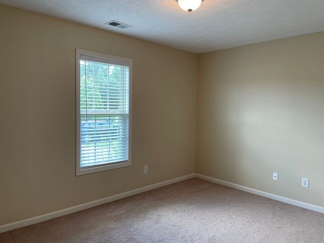 Building Photo - Charming 3 Bed 2 Bath Raeford Home with Fenced Backyard