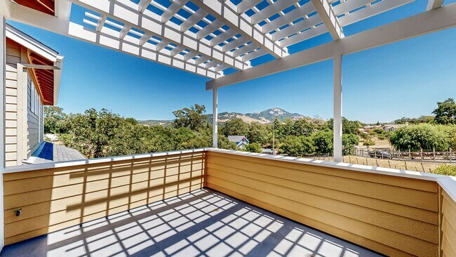Building Photo - Gorgeous Home with private yards, large de...