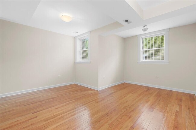 Building Photo - 6750 N Greenview Ave
