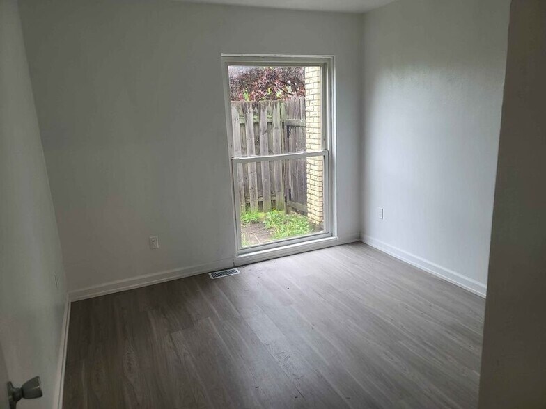 Building Photo - 960 Randler Ave