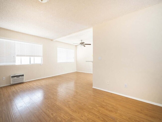 Interior Photo - 5715 Vineland Ave