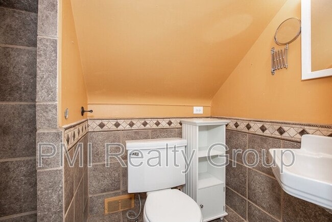 Building Photo - 1547 Sherbrook Rd