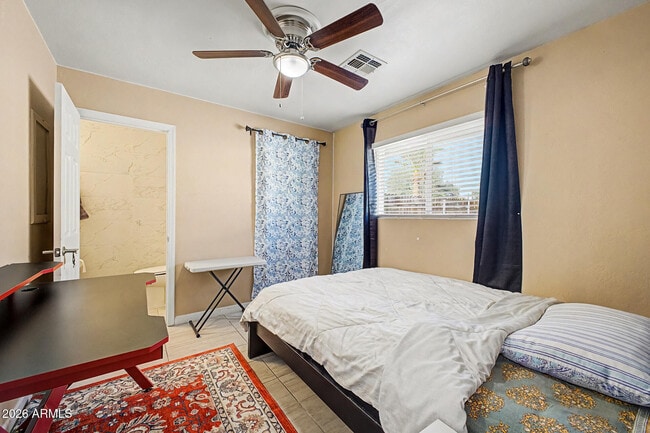 Building Photo - 515 E Vista Del Cerro Dr
