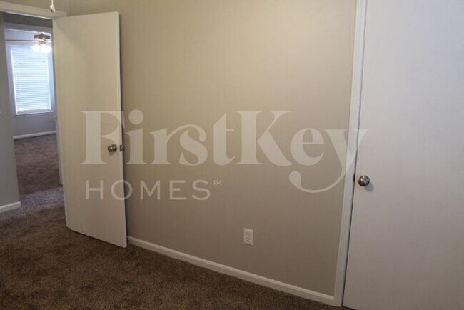 Building Photo - 619 N Crest Dr