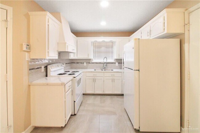 Building Photo - 28 N Champagne