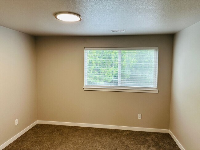 Building Photo - 710 SE 135th Ct