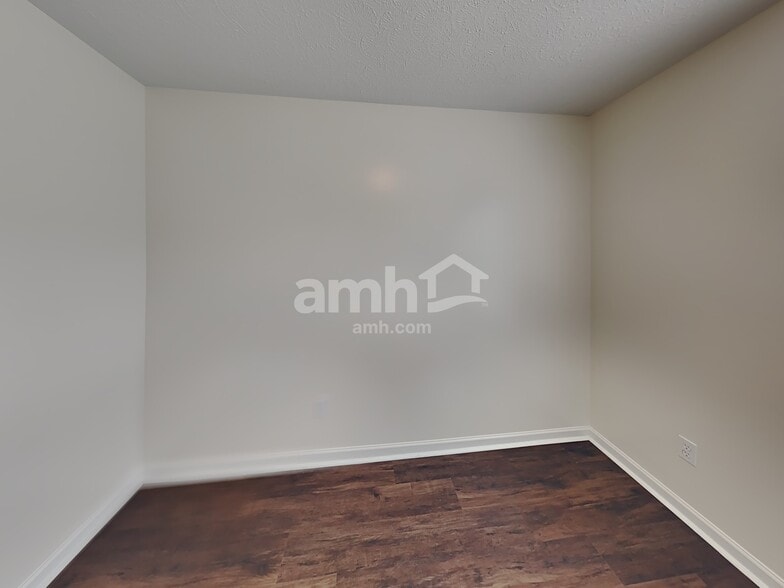 Building Photo - 419 Creekside Ln