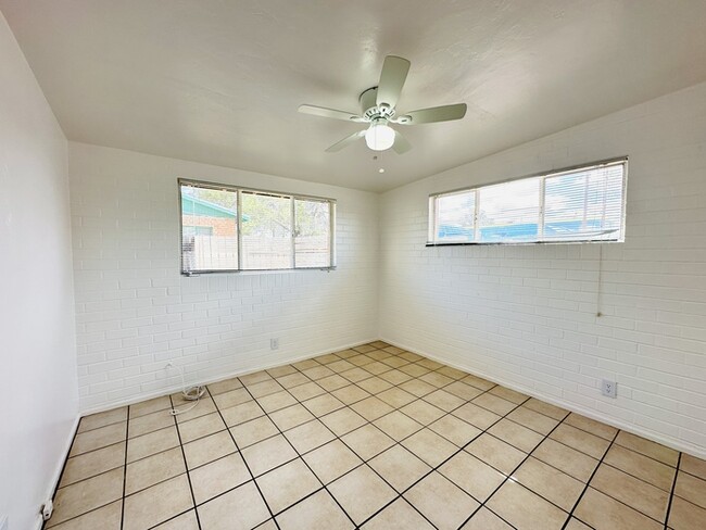 Building Photo - 2 Bedroom 1.5 Bath in Desired Area w/ Fenc...