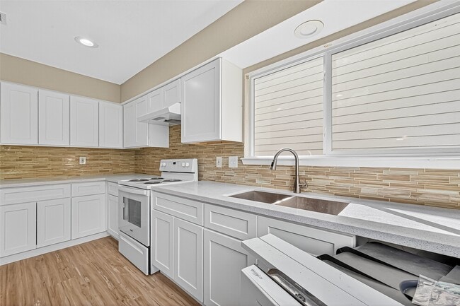 Building Photo - 1811 Foxlake Dr