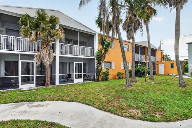 Building Photo - 1501 Crescent Cir