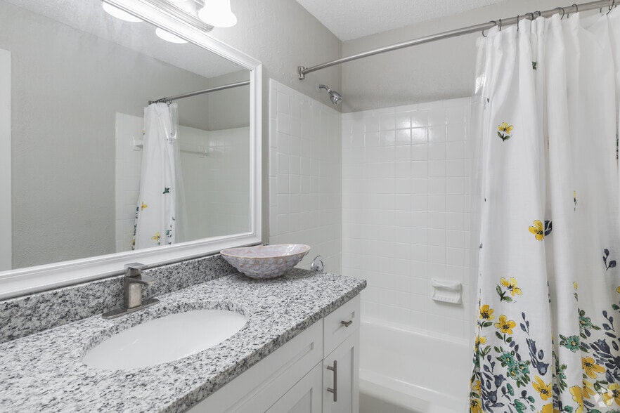 2BR, 2BA - 1,037SF - Full Bathroom - West Wind
