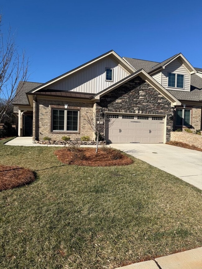 Building Photo - Updated 3 Bedroom Condo with Large Bonus Room!