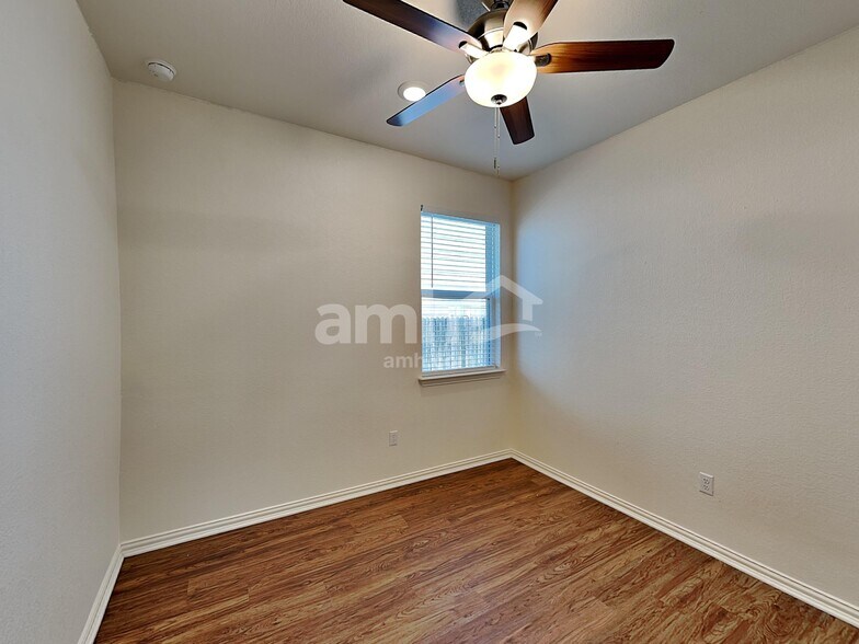 Building Photo - 421 Pebble Bend