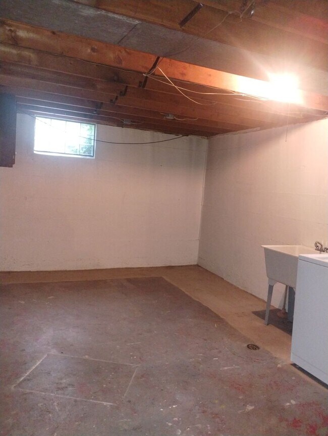 Building Photo - Quaint Duplex with a private Basement, Garage Space & Patio