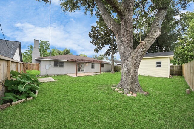 Building Photo - 2405 Pickerton Dr