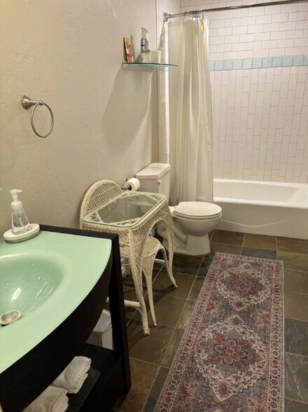 Building Photo - 1015 NE Mustang Dr