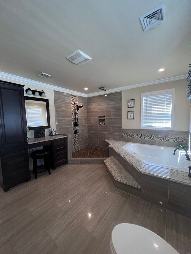 Building Photo - 724 Anna Pl