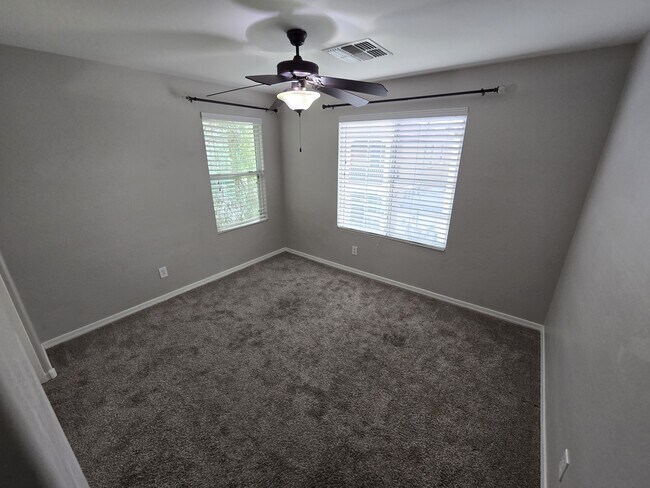 Building Photo - 950 S Wallrade Ln