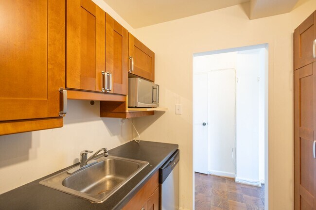 Building Photo - Lovely 1 BR/1 BA Condo in Wesley Heights!