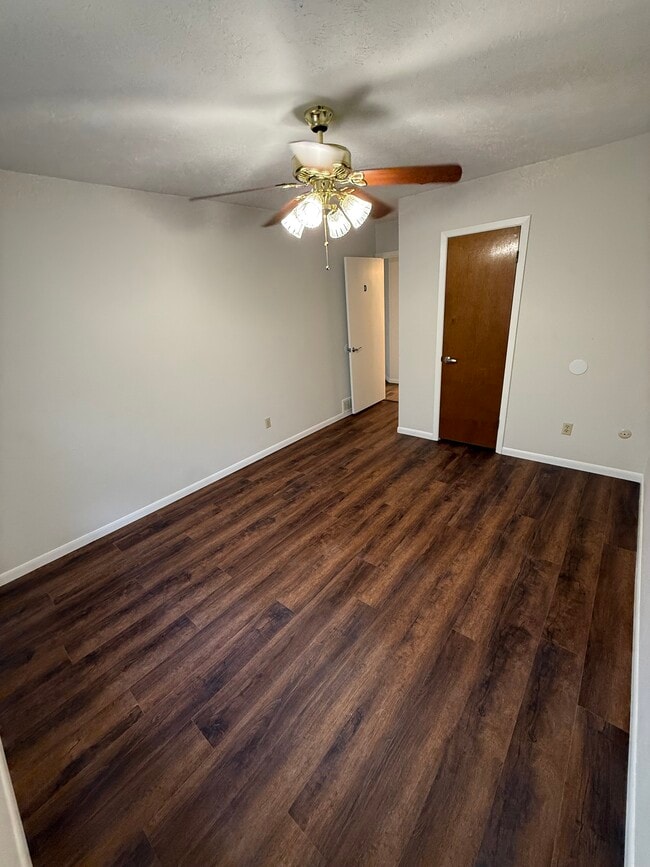 Building Photo - 2420 Pinehurst Ln