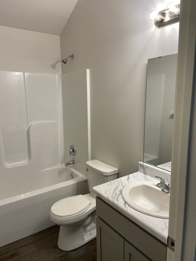 Building Photo - DON’T WAIT — PRE-LEASING NOW! 3 Bed + 2 Bath Home in Oak Wood