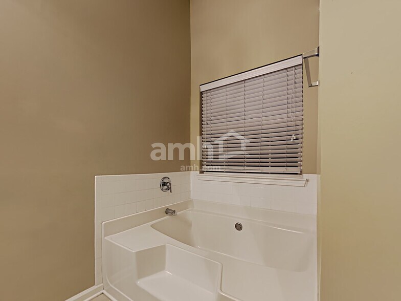 Building Photo - 369 Hidden Creek Ln