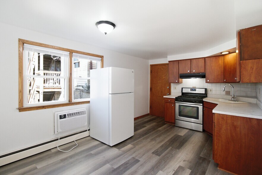 Building Photo - 4305 W Lawrence Ave