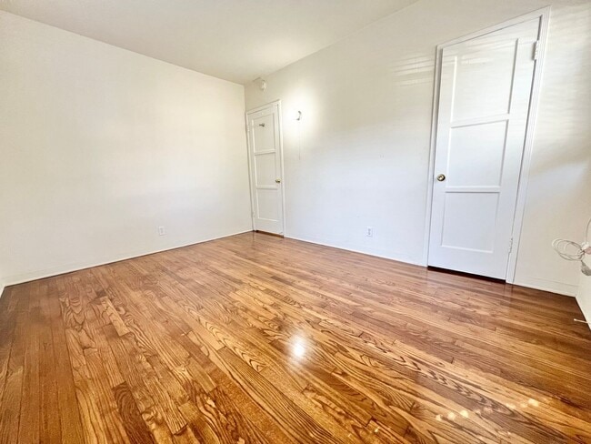Building Photo - Charming 2-Bedroom Home with Hardwood Floors & Fireplace Near the Traffic Circle