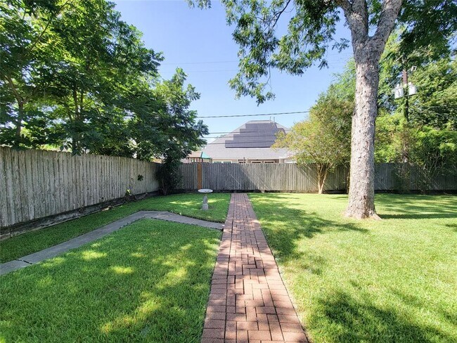 Building Photo - 4602 Redstart St