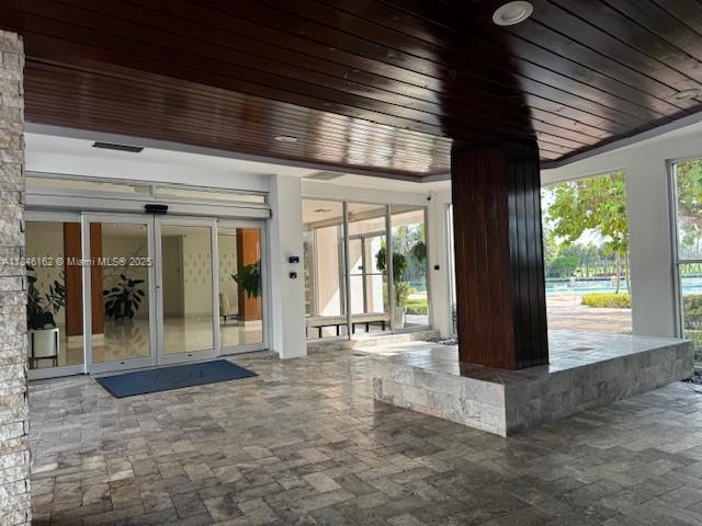 Building Photo - 9100 W Bay Harbor Dr