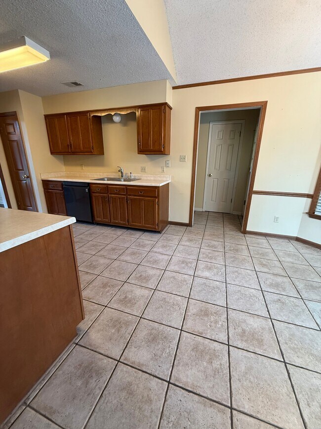 Building Photo - 8142 Creekside Cir S