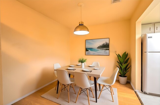 Building Photo - 9009 Richmond Ave