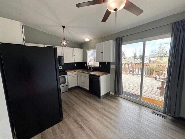 Building Photo - 7624 Montarbor Dr