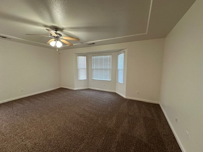 Building Photo - Move in Ready