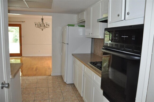 Building Photo - 5519 Caversham Dr