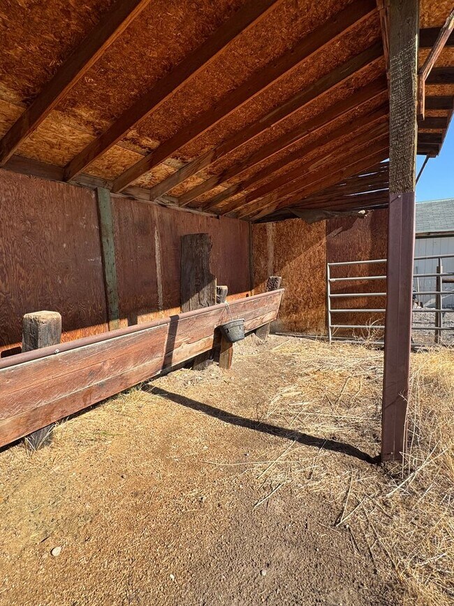 Building Photo - 660 Thistle Dr