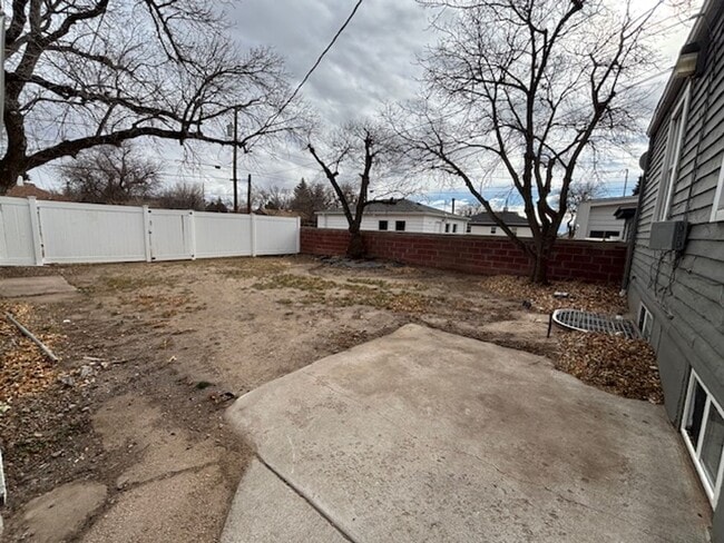 Building Photo - 4 Bedroom 2 Bath House by Frontier Park