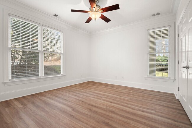 Building Photo - Freshly Updated 2BR/2BA Condo - Minutes to North Hills