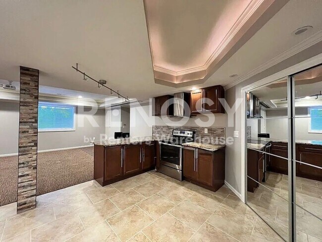 Building Photo - 5 Bedroom Home in Overland Park